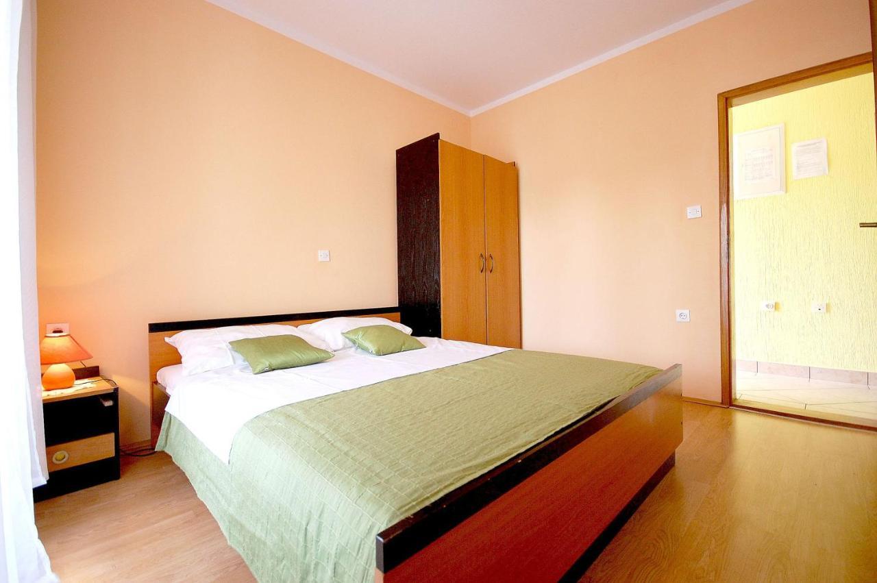 Apartment Ivan By El-Pi Tours Malinska Dış mekan fotoğraf